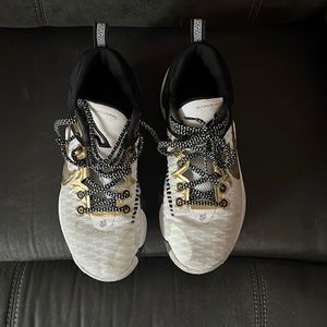 Men’s size 7 Giannis basketball shoe